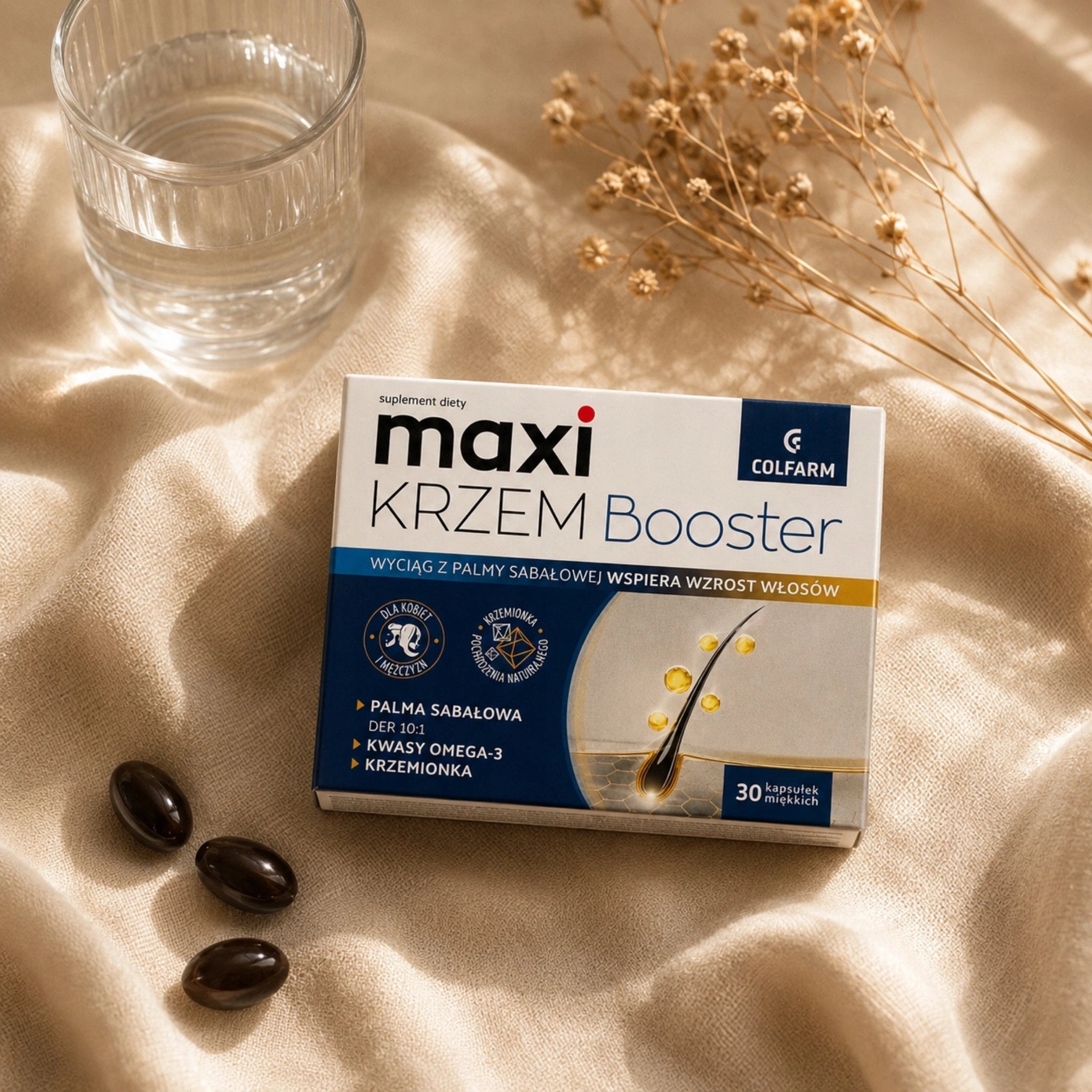 Kapsułki Maxi Krzem Booster obok szklanki wody – suplement na włosy w codziennej rutynieKapsułki Maxi Krzem Booster obok szklanki wody – suplement na włosy w codziennej rutynie